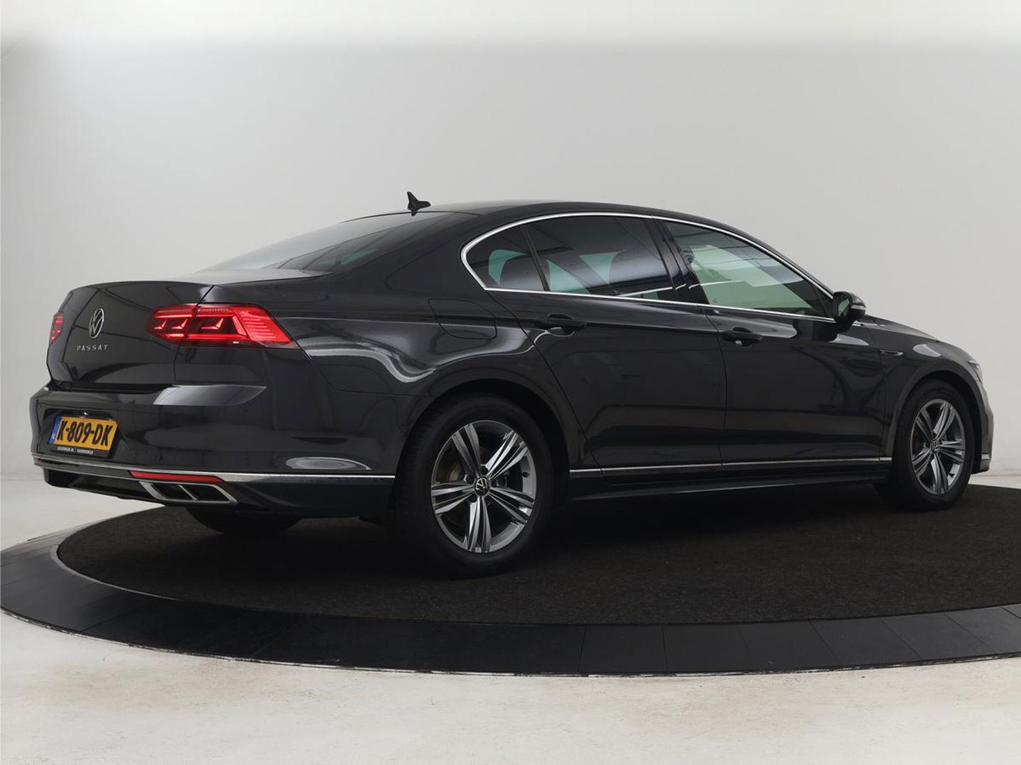 Volkswagen Passat 1.5 TSI R-Line | Nappaleder | Stoelverwarming | Camera | Carplay | Massage | Memory | Side Assist | Navigatie | Matrix LED | Adaptive cruise