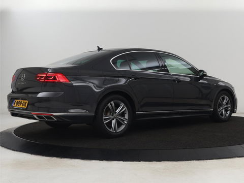 Volkswagen Passat 1.5 TSI R-Line | Nappaleder | Stoelverwarming | Camera | Carplay | Massage | Memory | Side Assist | Navigatie | Matrix LED | Adaptive cruise