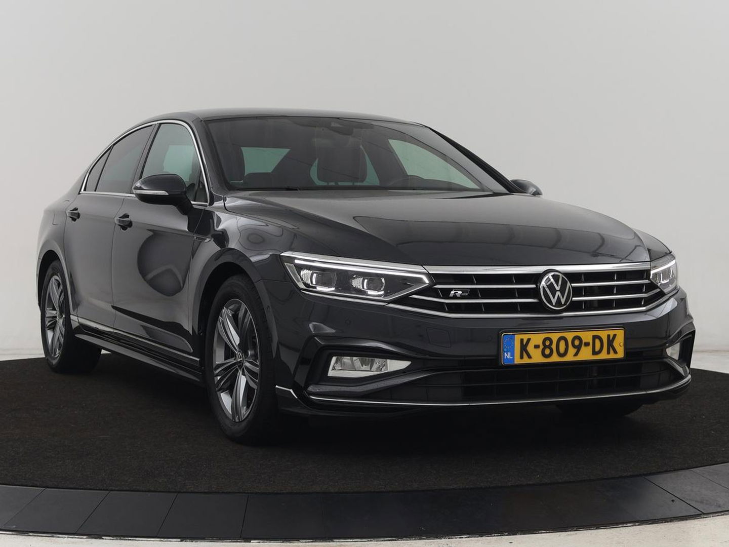 Volkswagen Passat 1.5 TSI R-Line | Nappaleder | Stoelverwarming | Camera | Carplay | Massage | Memory | Side Assist | Navigatie | Matrix LED | Adaptive cruise