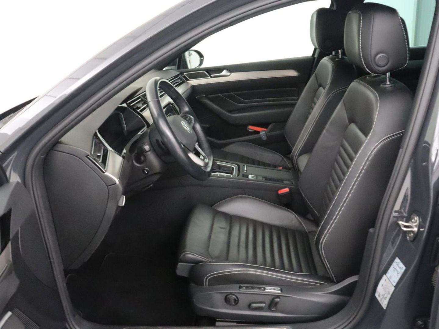 Volkswagen Passat 1.5 TSI R-Line | Nappaleder | Stoelverwarming | Camera | Carplay | Massage | Memory | Side Assist | Navigatie | Matrix LED | Adaptive cruise