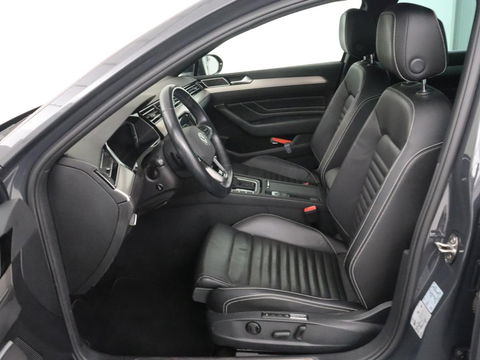Volkswagen Passat 1.5 TSI R-Line | Nappaleder | Stoelverwarming | Camera | Carplay | Massage | Memory | Side Assist | Navigatie | Matrix LED | Adaptive cruise