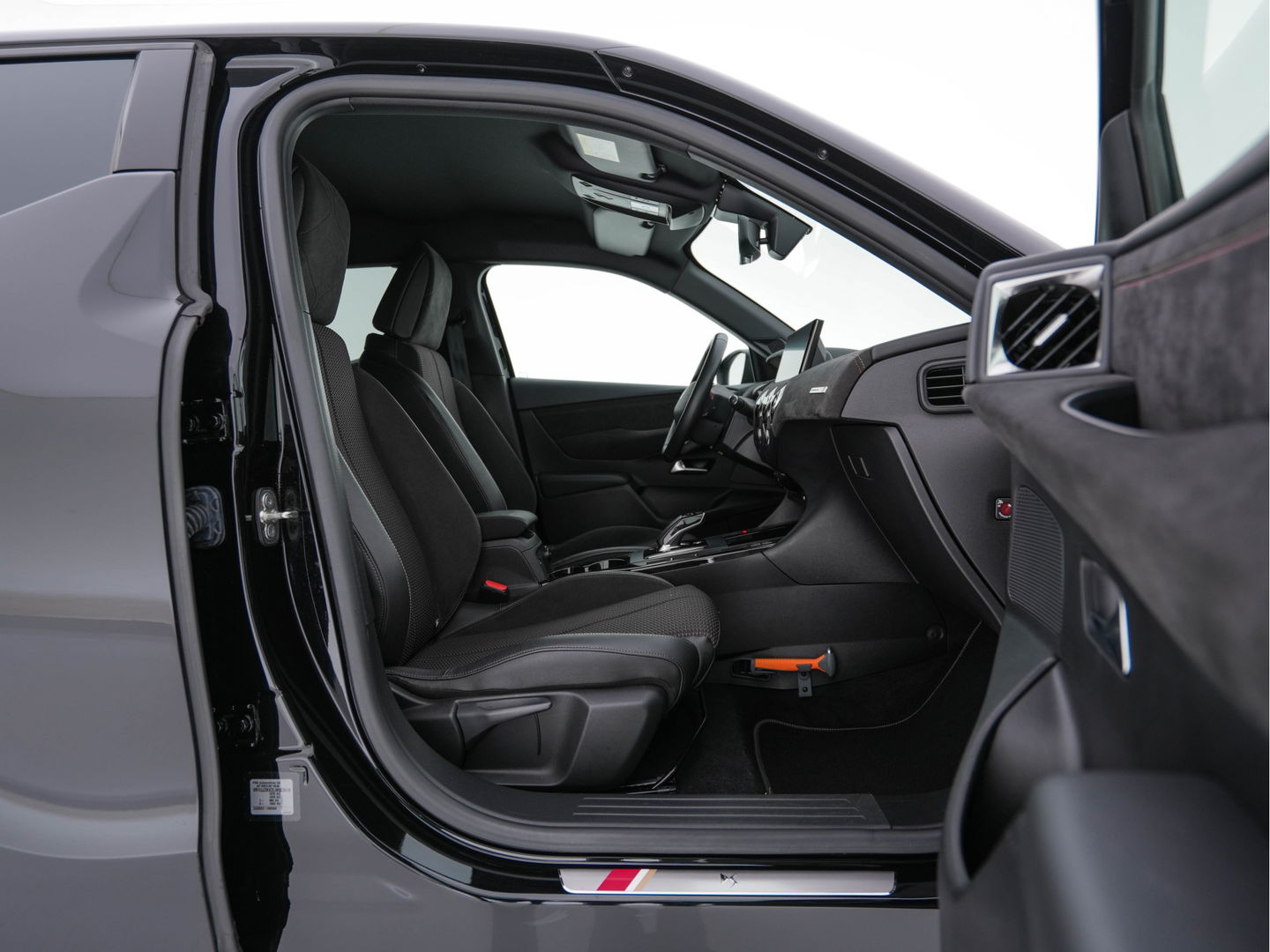 DS DS 3 Crossback E-Tense Performance Line+ 50 kWh [ 3-Fase ] {SOH-90%} (INCL-BTW) *LEATHER-FABRIC | MATRIX-LED | ADAPTIVE-CRUISE | DIGI-COCKPIT | HEATED-SPORTSEATS | CAMERA | KEYLESS | NAVI-FULLMAP | DAB+ | ECC | PDC | PRIVACY-GLASS | 18''ALU*