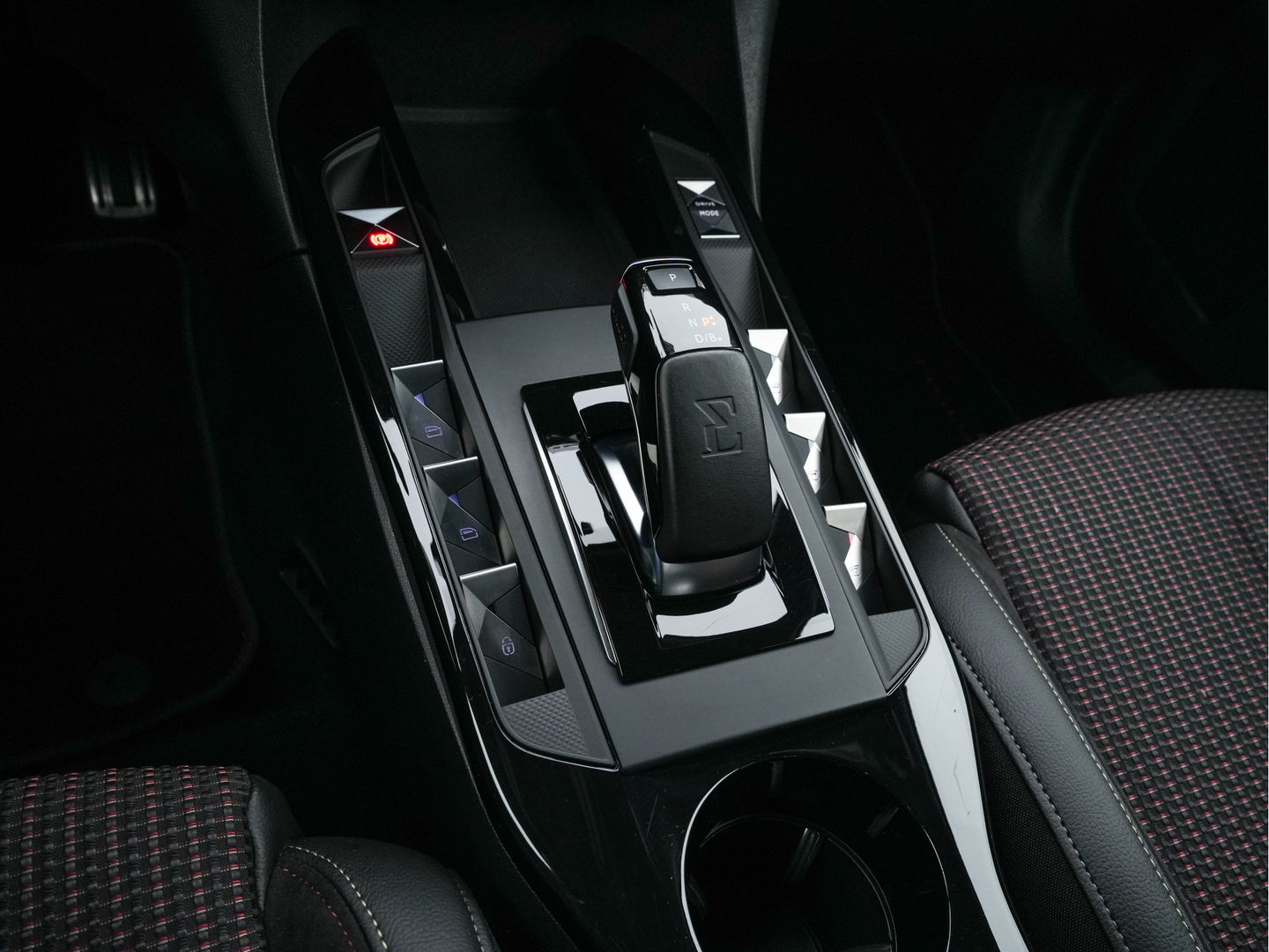 DS DS 3 Crossback E-Tense Performance Line+ 50 kWh [ 3-Fase ] {SOH-90%} (INCL-BTW) *LEATHER-FABRIC | MATRIX-LED | ADAPTIVE-CRUISE | DIGI-COCKPIT | HEATED-SPORTSEATS | CAMERA | KEYLESS | NAVI-FULLMAP | DAB+ | ECC | PDC | PRIVACY-GLASS | 18''ALU*