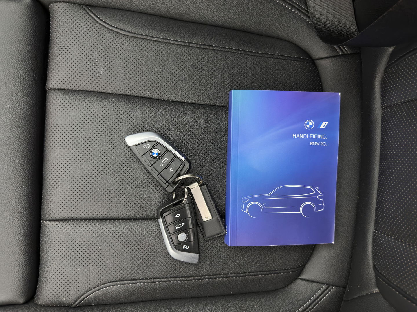 BMW iX3 Executive 80 kWh M-Sportpack [ 3-Fase ] (INCL-BTW) Aut. *PANO | FULL-LEATHER | ADAPTIVE-CRUISE | FULL-LED | BLIND-SPOT | DIGI-COCKPIT | HEATED-COMFORTSEATS | CAMERA | DAB+ | NAVI-FULLMAP | 19''ALU*