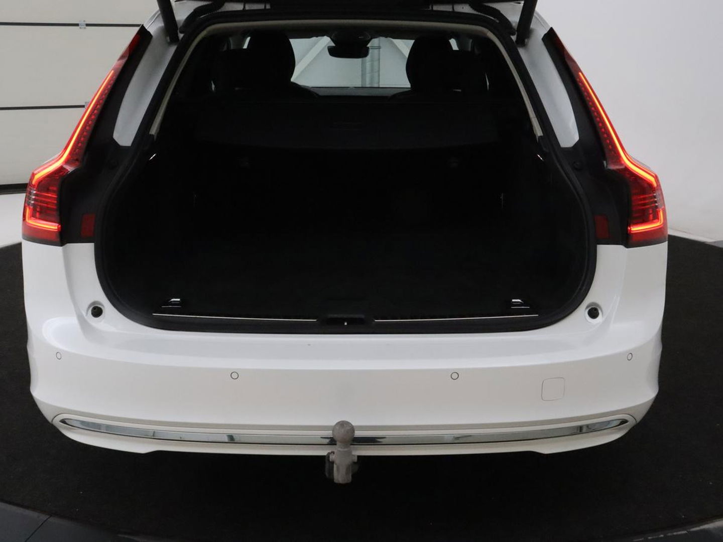 Volvo V90 2.0 T6 AWD Inscription Plug In | Panoramadak | Leder | Stoel & stuurverwarming | Trekhaak | Camera | Adaptive cruise | Carplay | Achterbankverwarming | 19'' | Harman/Kardon | PHEV