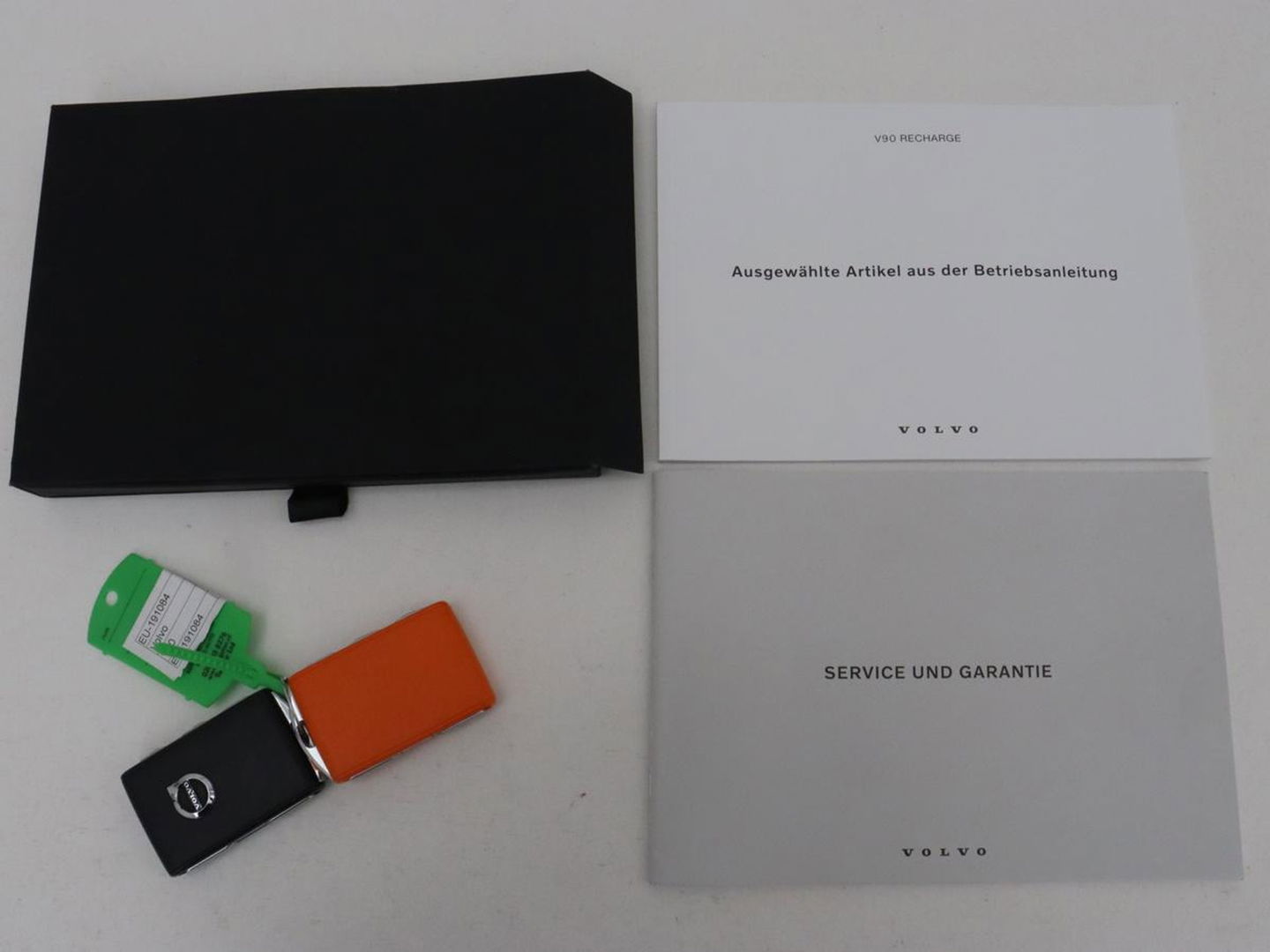 Volvo V90 2.0 T6 AWD Inscription Plug In | Panoramadak | Leder | Stoel & stuurverwarming | Trekhaak | Camera | Adaptive cruise | Carplay | Achterbankverwarming | 19'' | Harman/Kardon | PHEV