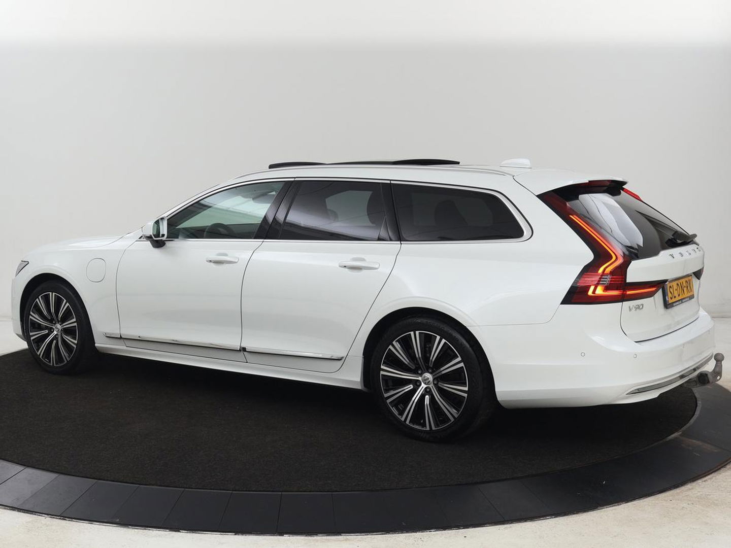 Volvo V90 2.0 T6 AWD Inscription Plug In | Panoramadak | Leder | Stoel & stuurverwarming | Trekhaak | Camera | Adaptive cruise | Carplay | Achterbankverwarming | 19'' | Harman/Kardon | PHEV