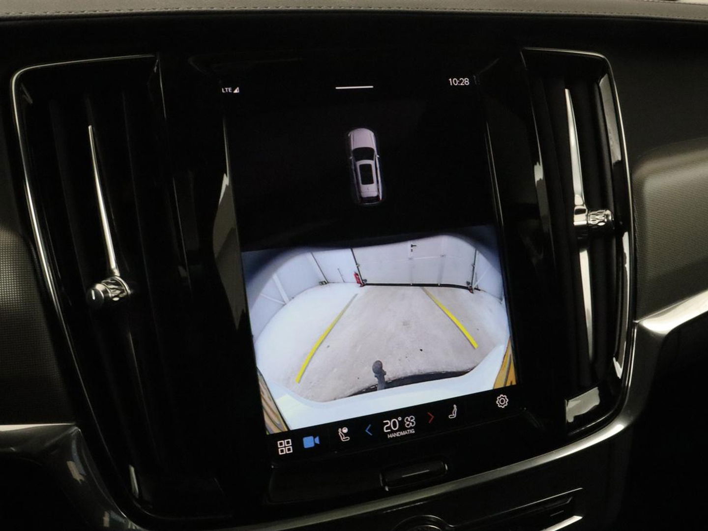 Volvo V90 2.0 T6 AWD Inscription Plug In | Panoramadak | Leder | Stoel & stuurverwarming | Trekhaak | Camera | Adaptive cruise | Carplay | Achterbankverwarming | 19'' | Harman/Kardon | PHEV