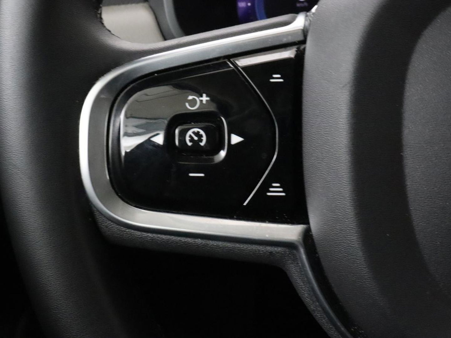 Volvo V90 2.0 T6 AWD Inscription Plug In | Panoramadak | Leder | Stoel & stuurverwarming | Trekhaak | Camera | Adaptive cruise | Carplay | Achterbankverwarming | 19'' | Harman/Kardon | PHEV