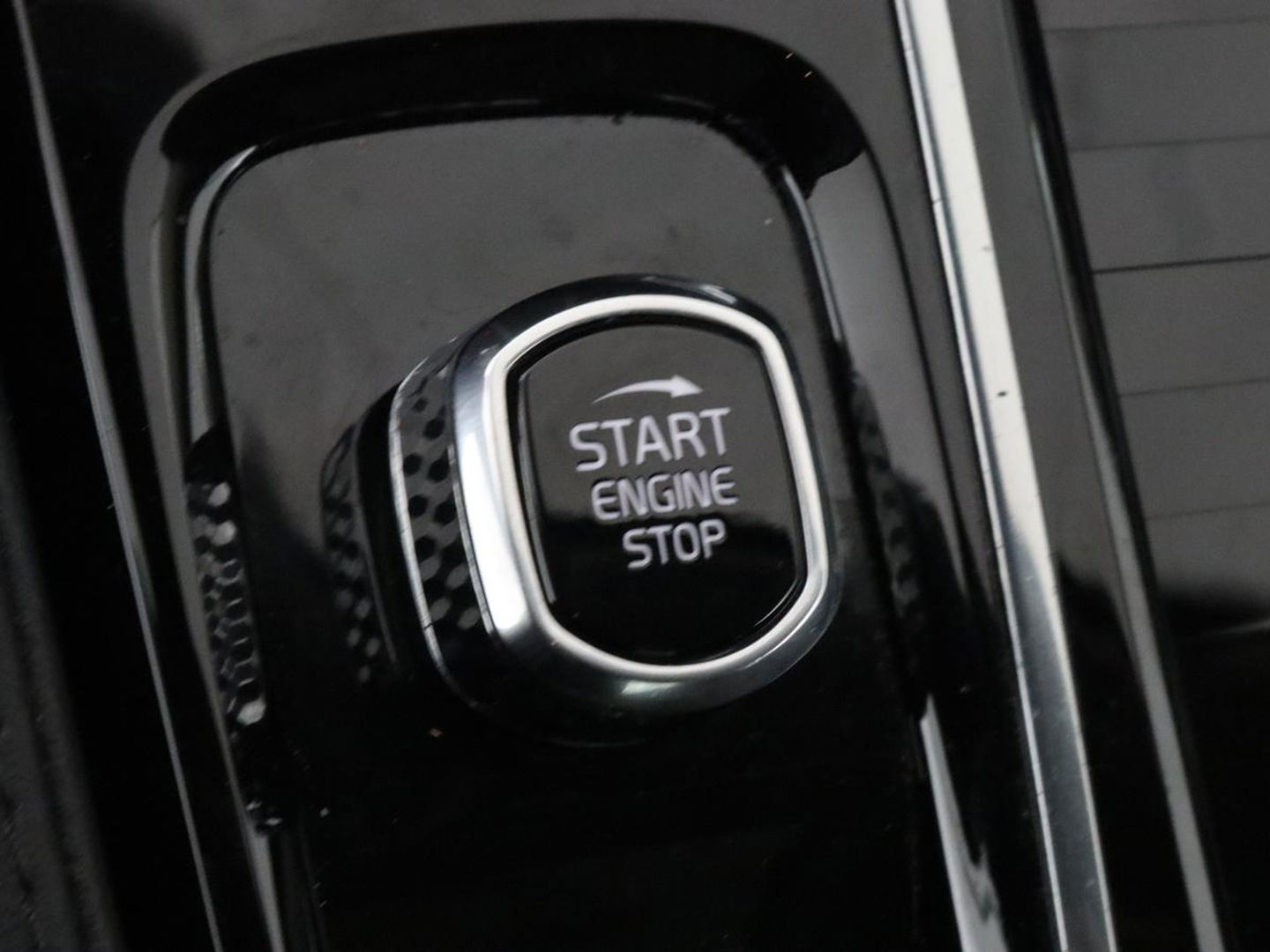 Volvo V90 2.0 T6 AWD Inscription Plug In | Panoramadak | Leder | Stoel & stuurverwarming | Trekhaak | Camera | Adaptive cruise | Carplay | Achterbankverwarming | 19'' | Harman/Kardon | PHEV