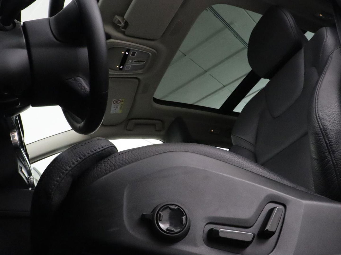 Volvo V90 2.0 T6 AWD Inscription Plug In | Panoramadak | Leder | Stoel & stuurverwarming | Trekhaak | Camera | Adaptive cruise | Carplay | Achterbankverwarming | 19'' | Harman/Kardon | PHEV