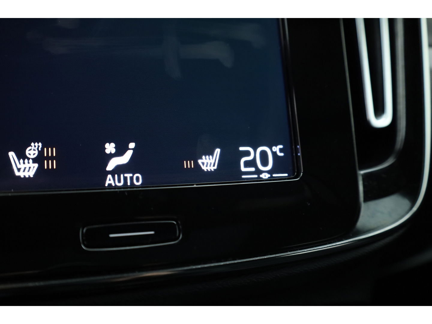 Volvo XC40 1.5 T5 Plug-in hybrid Ultimate Dark | Facelift | Pano-dak | 360 camera | H&K Audio | Adap. cruise | Blis | Elek. Stoelen |