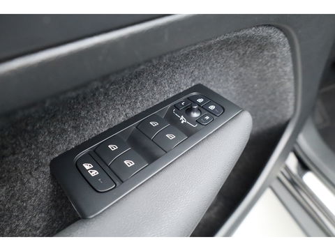 Volvo XC40 1.5 T5 Plug-in hybrid Ultimate Dark | Facelift | Pano-dak | 360 camera | H&K Audio | Adap. cruise | Blis | Elek. Stoelen |