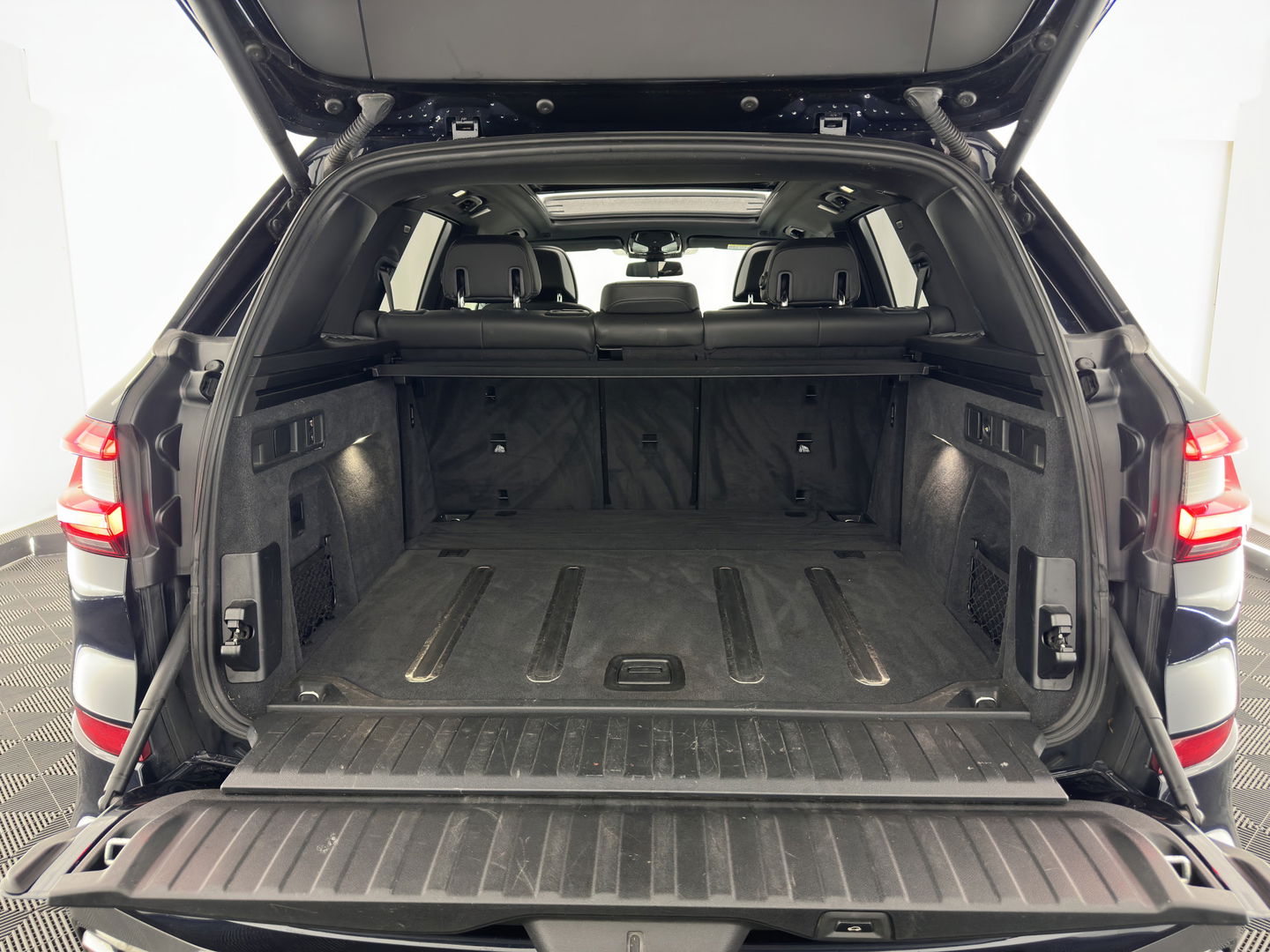 BMW X5 M50d M-Sportpack High Executive Aut. *PANO | HEAD-UP | LASER-LED | LUXURY-LEATHER | SOFT-CLOSE | ADAPTIVE-CRUISE | HARMAN/KARDON | BLIND-SPOT | MEMORY-PACK | TOP-VIEW | DIGI-COCKPIT | NAVI-FULLMAP | ECC | PDC | TOWBAR |