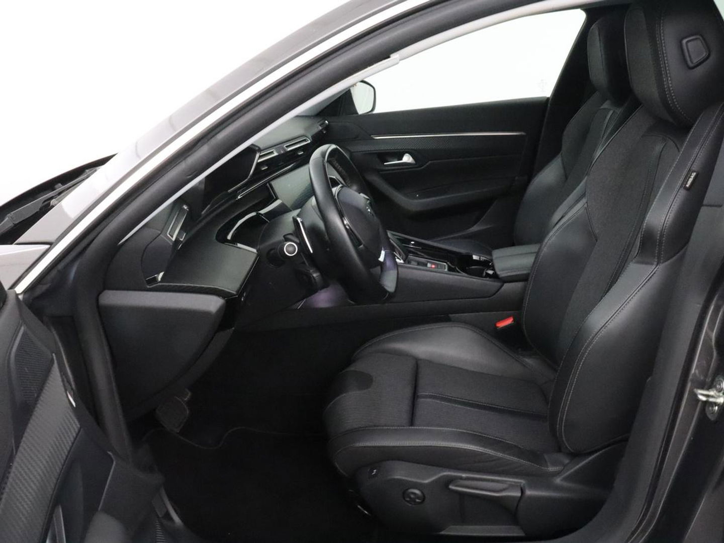 Peugeot 508 1.6 HYbrid Allure | Trekhaak | Adaptive cruise | Half leder | Camera | Carplay | Navigatie | Sfeerverlichting | Full LED | Climate control | PHEV | Plug In