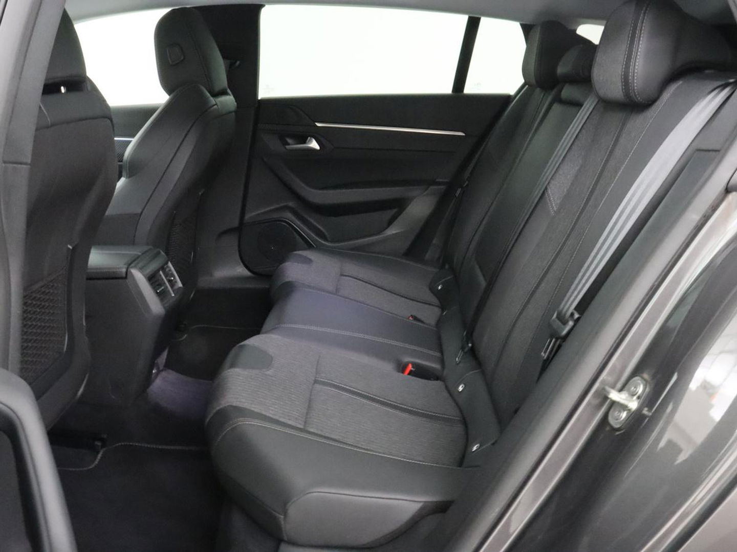 Peugeot 508 1.6 HYbrid Allure | Trekhaak | Adaptive cruise | Half leder | Camera | Carplay | Navigatie | Sfeerverlichting | Full LED | Climate control | PHEV | Plug In