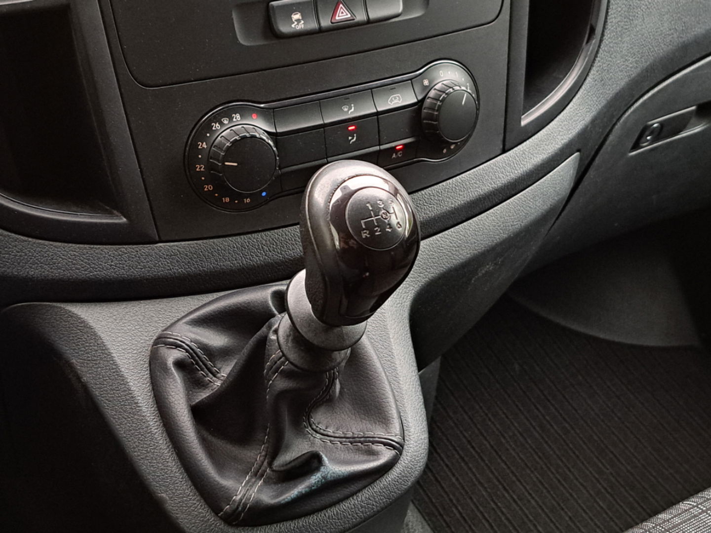 Mercedes-Benz Vito 116 CDI Euro 6 Lang L2 - Imperiaal - A.Deuren - Trekhaak - Airco