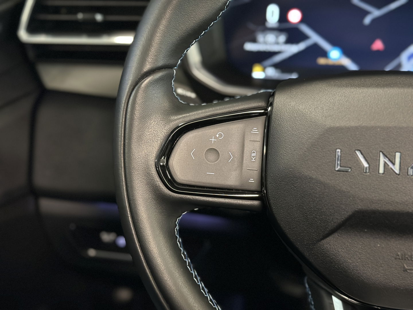Lynk & Co 01 1.5 | Panoramadak | Achteruitrijcamera | Adaptive Cruise Control | Keyless | Elektrische Bestuurdersstoel + Geheugen | Parkeersensoren | Apple Carplay | Android Auto | Infinity Audiosysteem