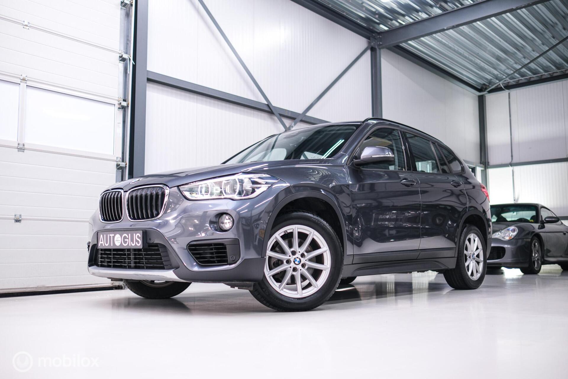 BMW X1 sDrive18i High Executive | 1e eigenaar | Dealer OH | Trekhaak | Leder | Sportstoelen | HUD | Stoelverwarming | Clima | LED |