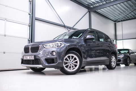 BMW X1 sDrive18i High Executive | 1e eigenaar | Dealer OH | Trekhaak | Leder | Sportstoelen | HUD | Stoelverwarming | Clima | LED |