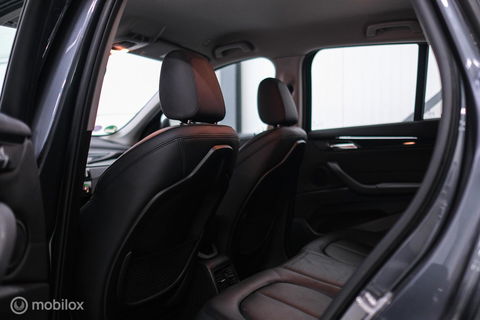 BMW X1 sDrive18i High Executive | 1e eigenaar | Dealer OH | Trekhaak | Leder | Sportstoelen | HUD | Stoelverwarming | Clima | LED |