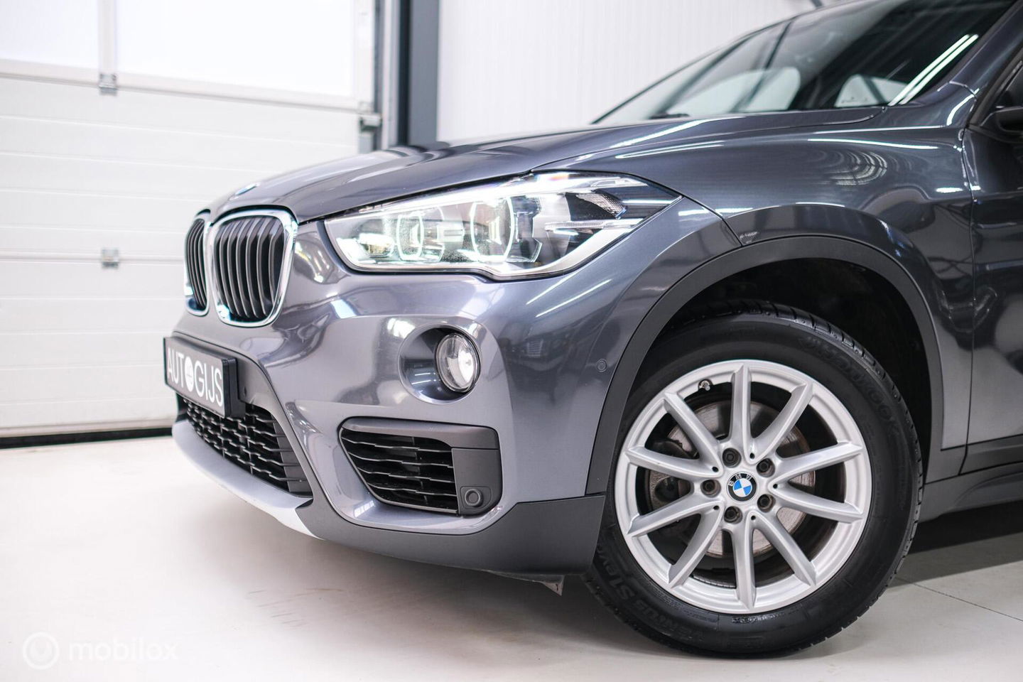 BMW X1 sDrive18i High Executive | 1e eigenaar | Dealer OH | Trekhaak | Leder | Sportstoelen | HUD | Stoelverwarming | Clima | LED |