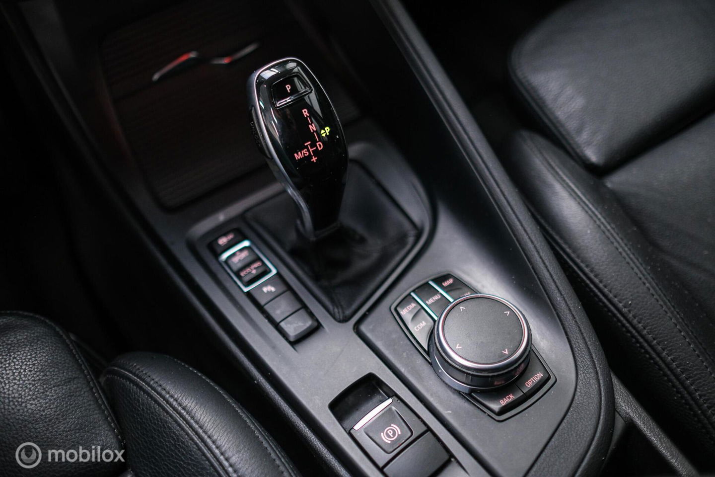 BMW X1 sDrive18i High Executive | 1e eigenaar | Dealer OH | Trekhaak | Leder | Sportstoelen | HUD | Stoelverwarming | Clima | LED |