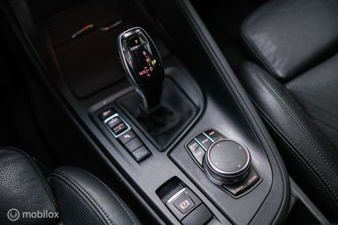 BMW X1 sDrive18i High Executive | 1e eigenaar | Dealer OH | Trekhaak | Leder | Sportstoelen | HUD | Stoelverwarming | Clima | LED |