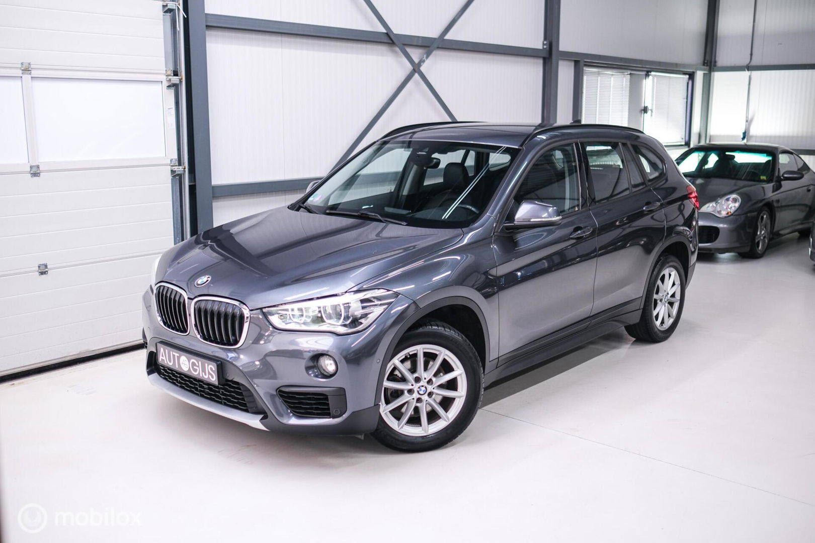 BMW X1 sDrive18i High Executive | 1e eigenaar | Dealer OH | Trekhaak | Leder | Sportstoelen | HUD | Stoelverwarming | Clima | LED |