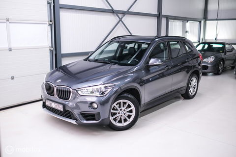 BMW X1 sDrive18i High Executive | 1e eigenaar | Dealer OH | Trekhaak | Leder | Sportstoelen | HUD | Stoelverwarming | Clima | LED |