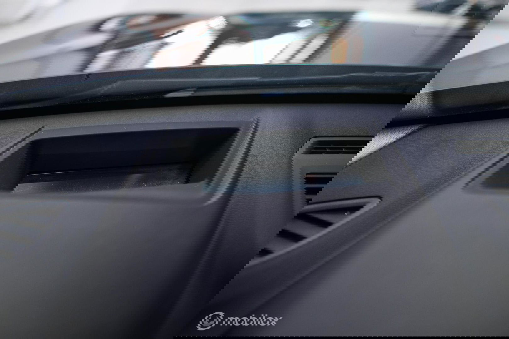 BMW X1 sDrive18i High Executive | 1e eigenaar | Dealer OH | Trekhaak | Leder | Sportstoelen | HUD | Stoelverwarming | Clima | LED |