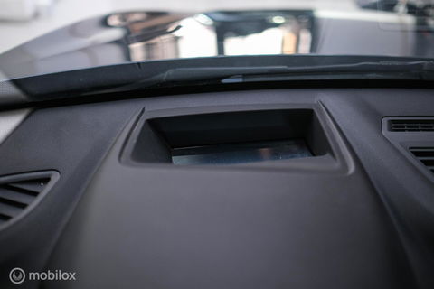 BMW X1 sDrive18i High Executive | 1e eigenaar | Dealer OH | Trekhaak | Leder | Sportstoelen | HUD | Stoelverwarming | Clima | LED |