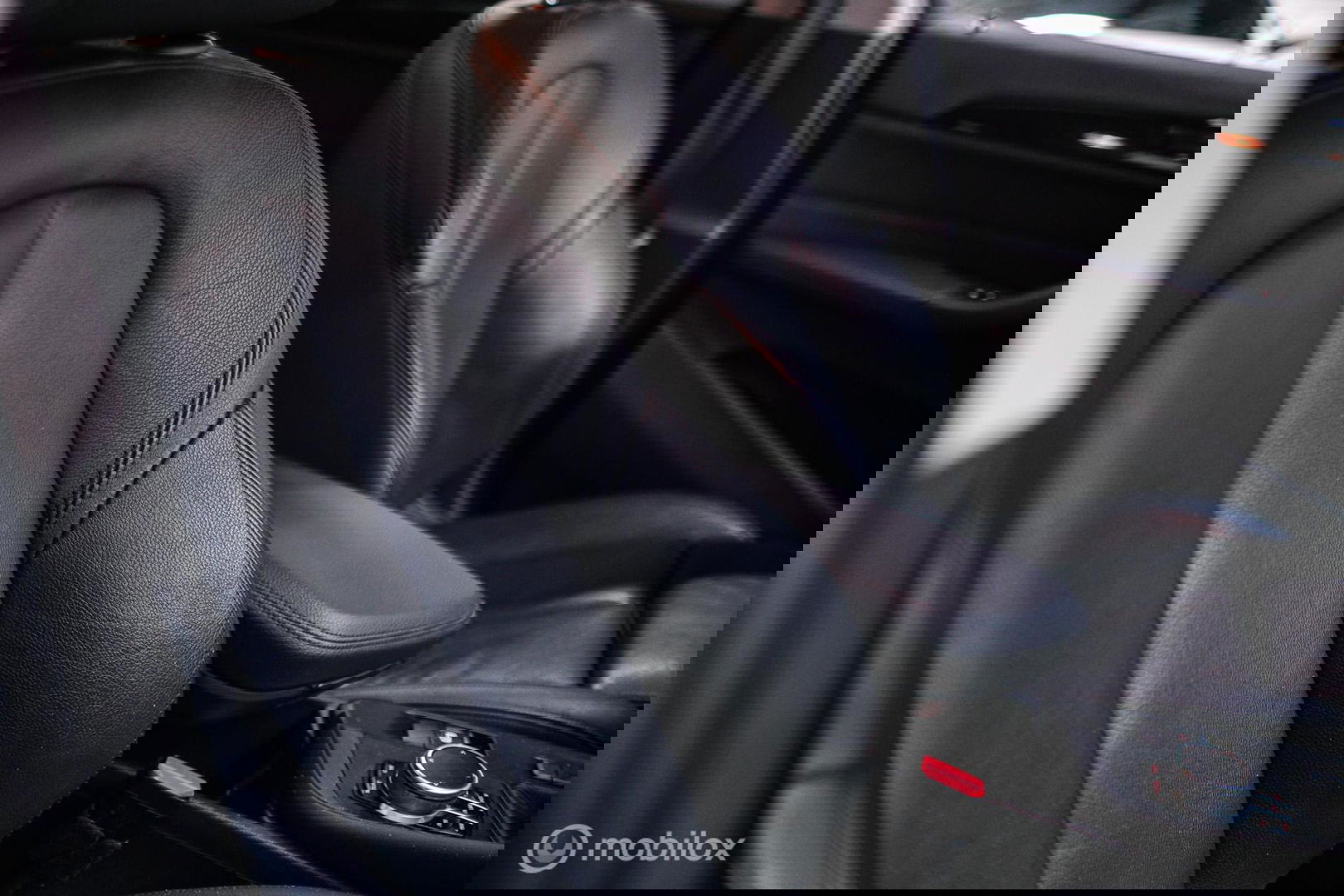 BMW X1 sDrive18i High Executive | 1e eigenaar | Dealer OH | Trekhaak | Leder | Sportstoelen | HUD | Stoelverwarming | Clima | LED |