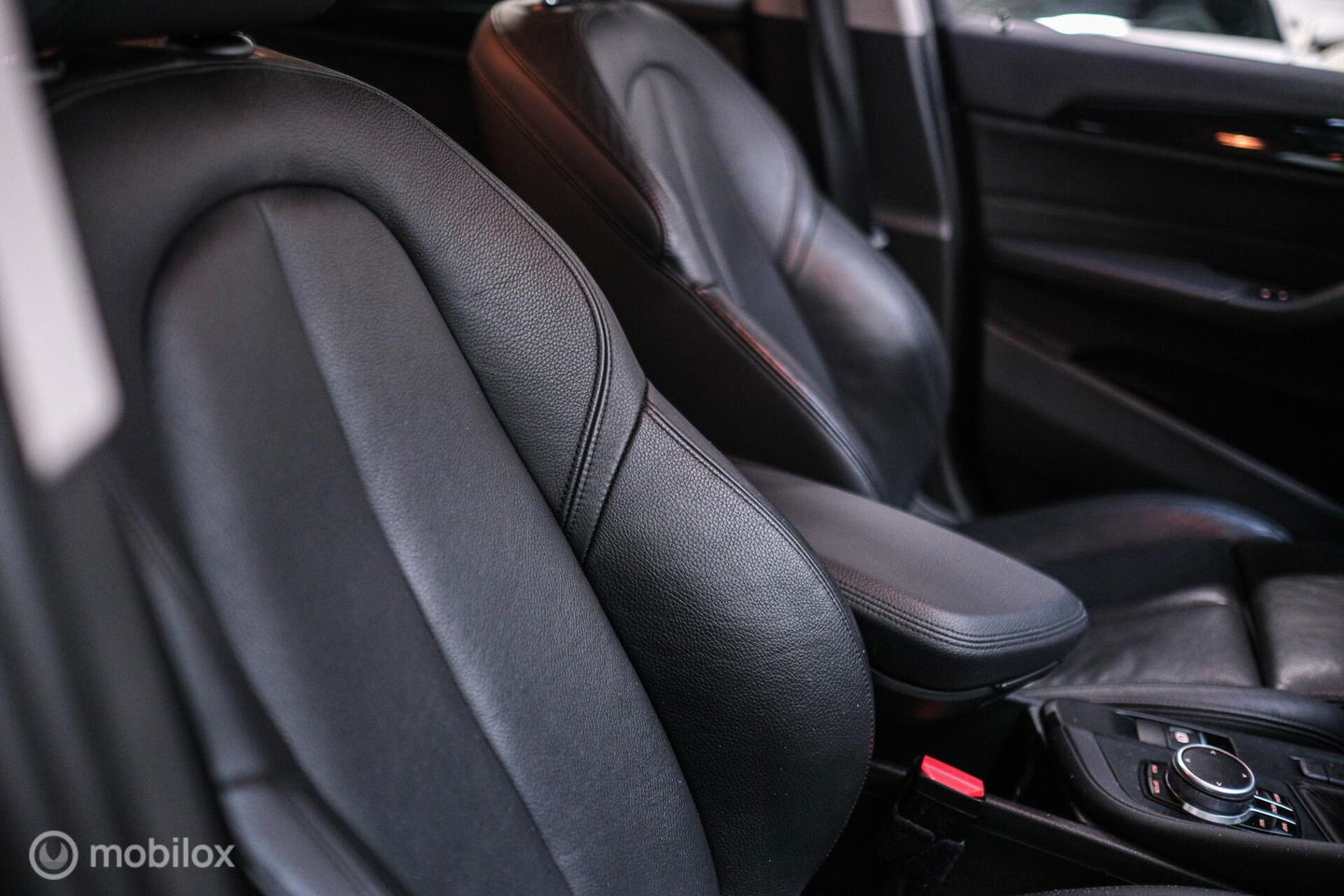 BMW X1 sDrive18i High Executive | 1e eigenaar | Dealer OH | Trekhaak | Leder | Sportstoelen | HUD | Stoelverwarming | Clima | LED |