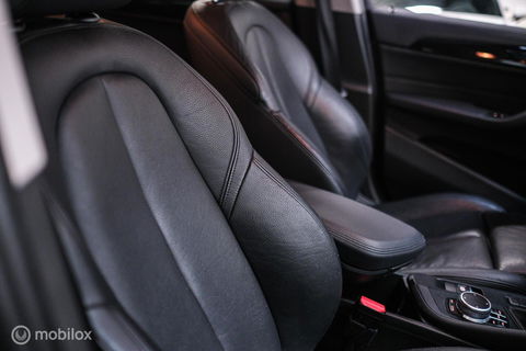 BMW X1 sDrive18i High Executive | 1e eigenaar | Dealer OH | Trekhaak | Leder | Sportstoelen | HUD | Stoelverwarming | Clima | LED |
