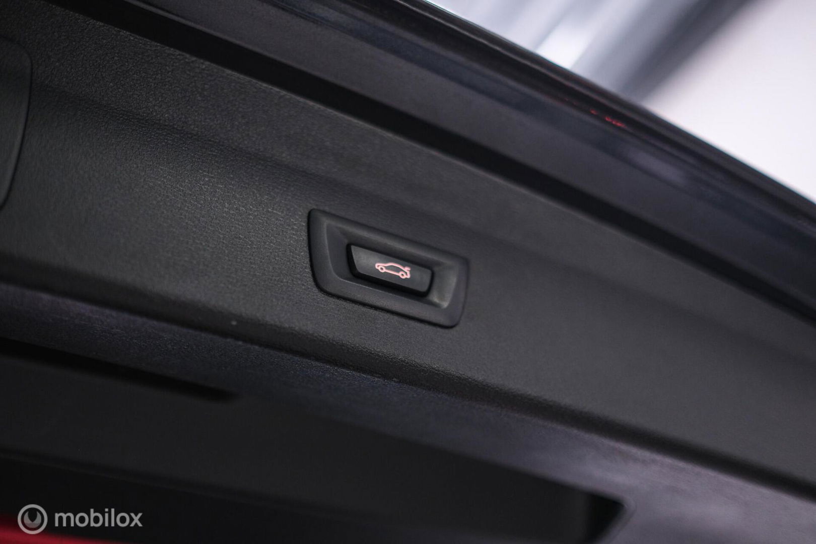 BMW X1 sDrive18i High Executive | 1e eigenaar | Dealer OH | Trekhaak | Leder | Sportstoelen | HUD | Stoelverwarming | Clima | LED |