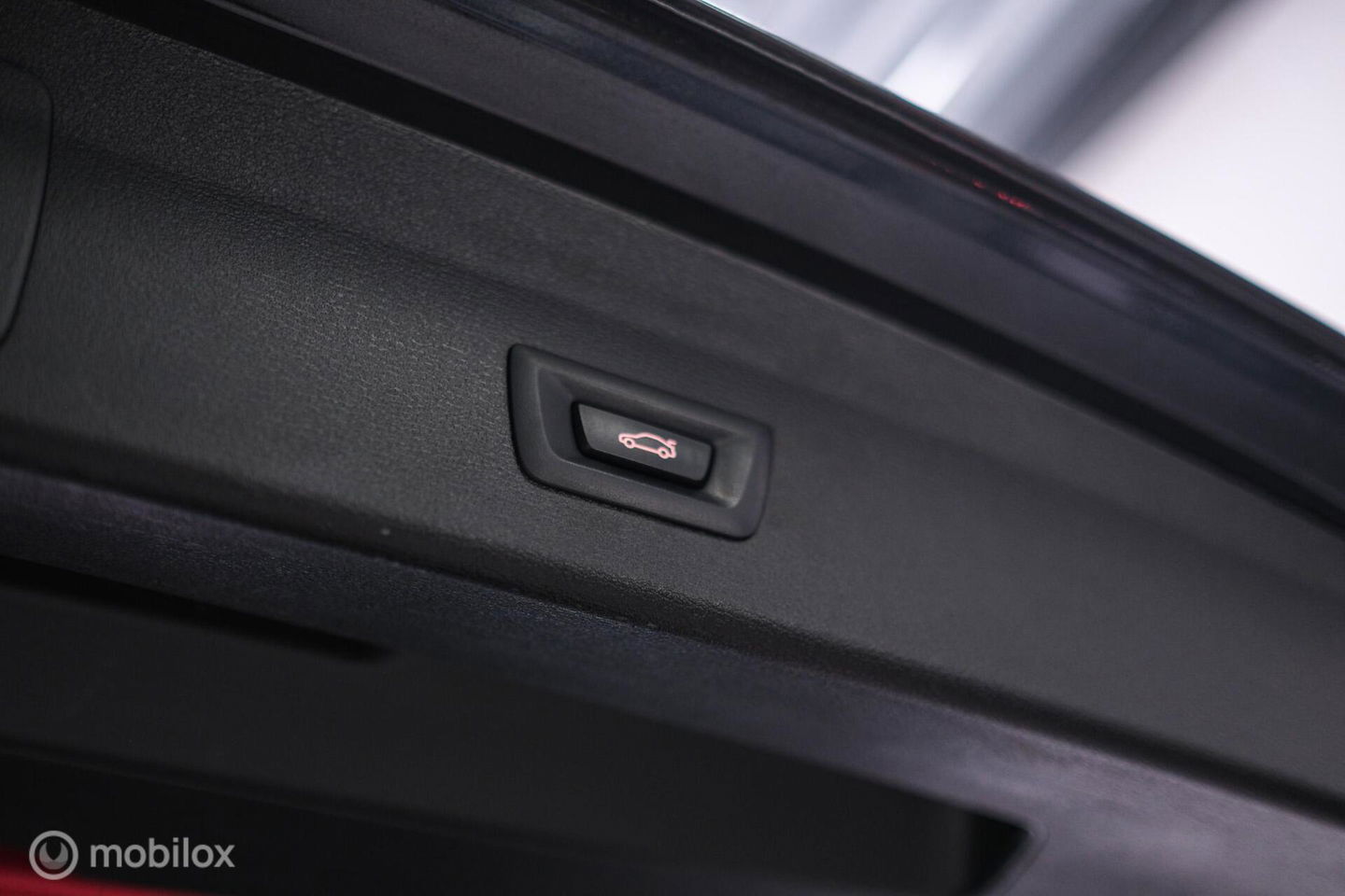 BMW X1 sDrive18i High Executive | 1e eigenaar | Dealer OH | Trekhaak | Leder | Sportstoelen | HUD | Stoelverwarming | Clima | LED |