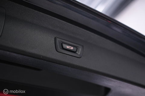 BMW X1 sDrive18i High Executive | 1e eigenaar | Dealer OH | Trekhaak | Leder | Sportstoelen | HUD | Stoelverwarming | Clima | LED |