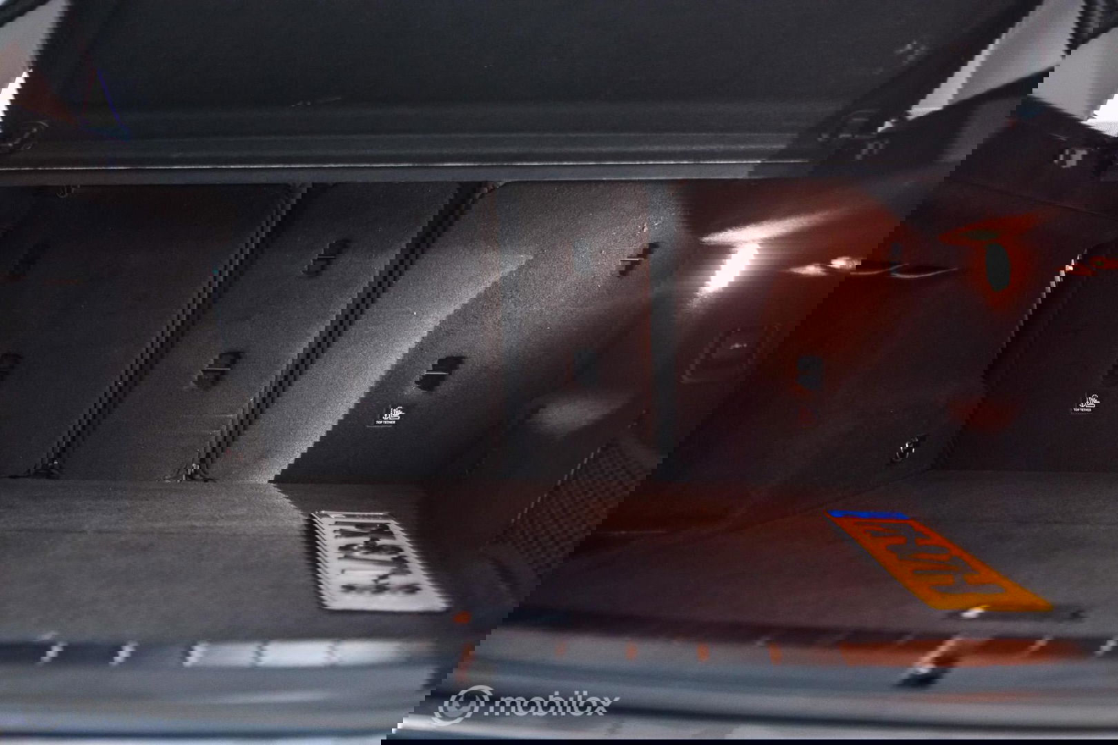 BMW X1 sDrive18i High Executive | 1e eigenaar | Dealer OH | Trekhaak | Leder | Sportstoelen | HUD | Stoelverwarming | Clima | LED |