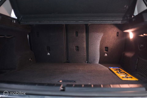 BMW X1 sDrive18i High Executive | 1e eigenaar | Dealer OH | Trekhaak | Leder | Sportstoelen | HUD | Stoelverwarming | Clima | LED |