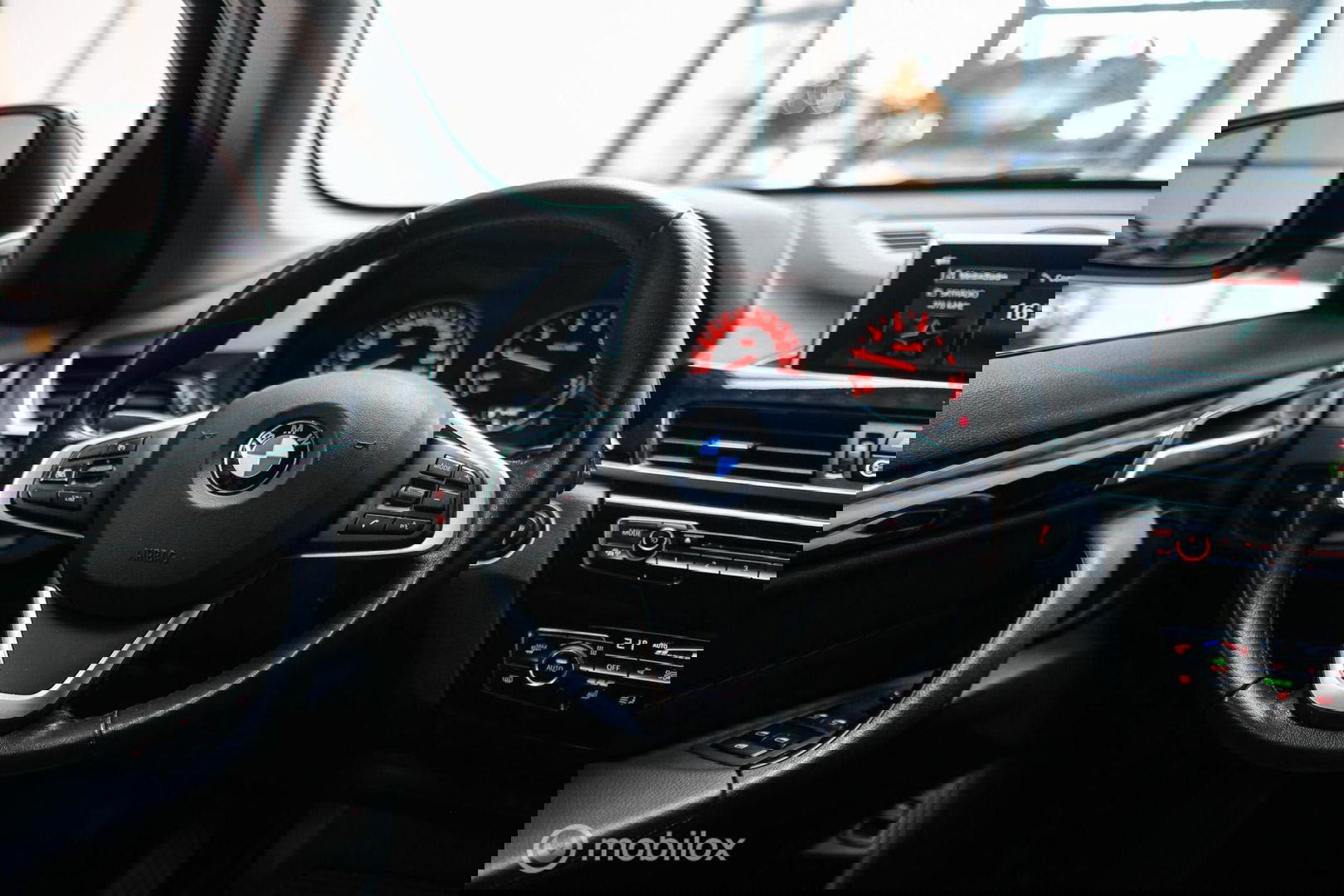 BMW X1 sDrive18i High Executive | 1e eigenaar | Dealer OH | Trekhaak | Leder | Sportstoelen | HUD | Stoelverwarming | Clima | LED |