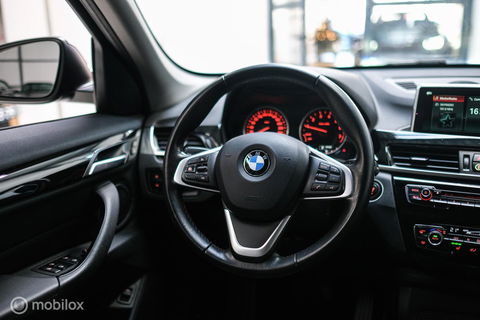 BMW X1 sDrive18i High Executive | 1e eigenaar | Dealer OH | Trekhaak | Leder | Sportstoelen | HUD | Stoelverwarming | Clima | LED |