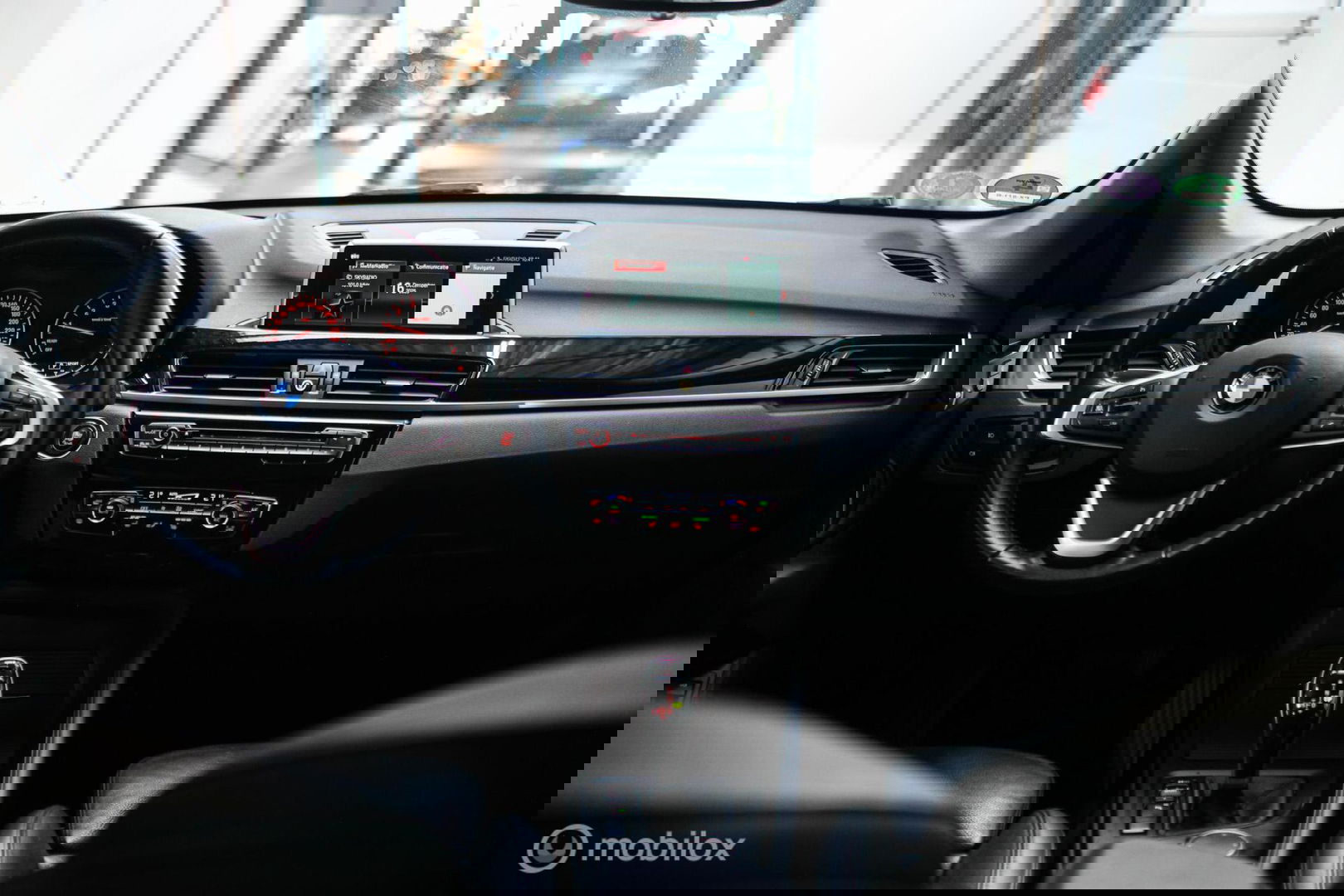 BMW X1 sDrive18i High Executive | 1e eigenaar | Dealer OH | Trekhaak | Leder | Sportstoelen | HUD | Stoelverwarming | Clima | LED |