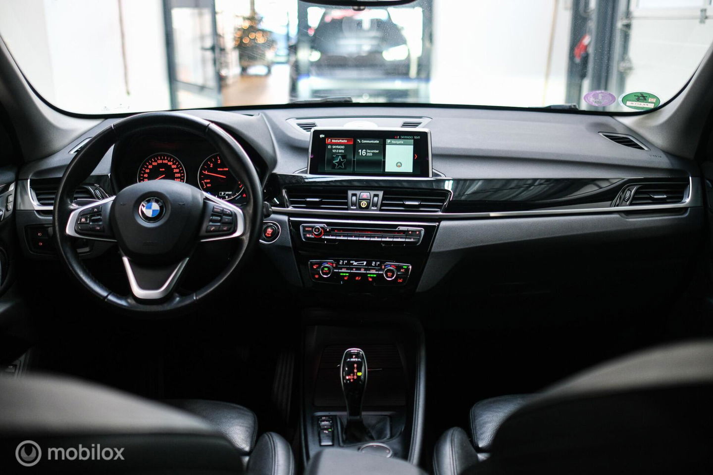 BMW X1 sDrive18i High Executive | 1e eigenaar | Dealer OH | Trekhaak | Leder | Sportstoelen | HUD | Stoelverwarming | Clima | LED |