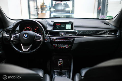 BMW X1 sDrive18i High Executive | 1e eigenaar | Dealer OH | Trekhaak | Leder | Sportstoelen | HUD | Stoelverwarming | Clima | LED |