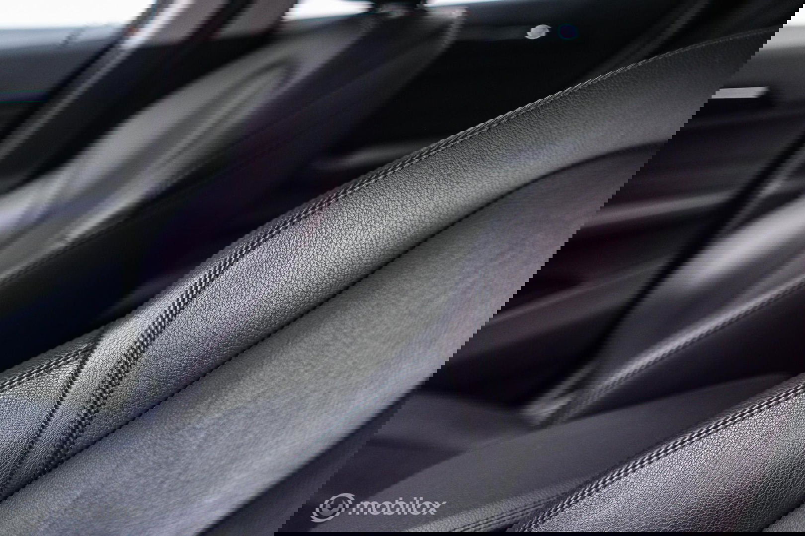 BMW X1 sDrive18i High Executive | 1e eigenaar | Dealer OH | Trekhaak | Leder | Sportstoelen | HUD | Stoelverwarming | Clima | LED |