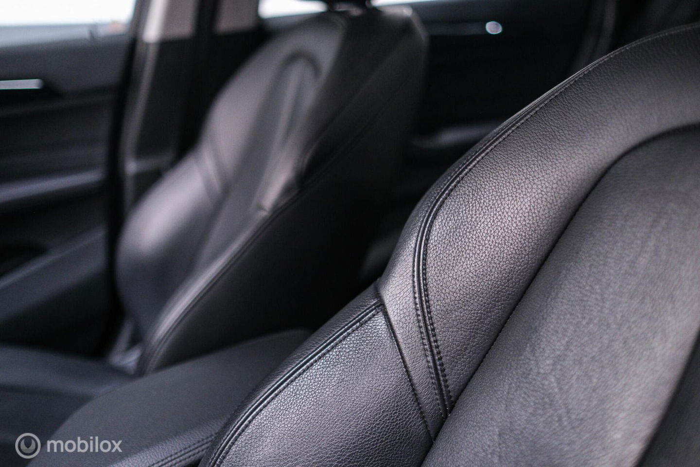 BMW X1 sDrive18i High Executive | 1e eigenaar | Dealer OH | Trekhaak | Leder | Sportstoelen | HUD | Stoelverwarming | Clima | LED |