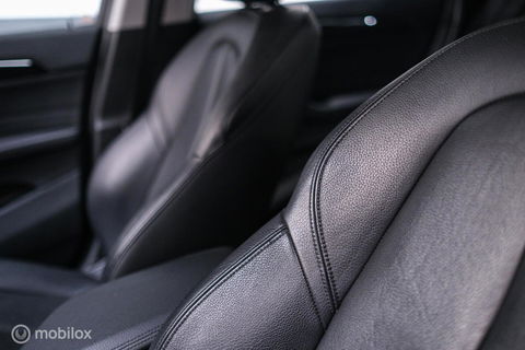 BMW X1 sDrive18i High Executive | 1e eigenaar | Dealer OH | Trekhaak | Leder | Sportstoelen | HUD | Stoelverwarming | Clima | LED |