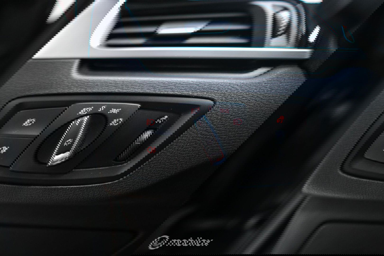 BMW X1 sDrive18i High Executive | 1e eigenaar | Dealer OH | Trekhaak | Leder | Sportstoelen | HUD | Stoelverwarming | Clima | LED |