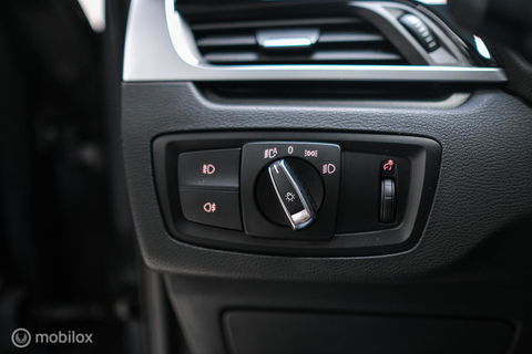 BMW X1 sDrive18i High Executive | 1e eigenaar | Dealer OH | Trekhaak | Leder | Sportstoelen | HUD | Stoelverwarming | Clima | LED |